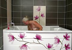 Pulcino si masturba porno italiano gratis con animali con le dita e prende una doccia