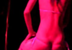 Muscoloso hunk video sexi italiani gratis riempire la piscina senza fondo